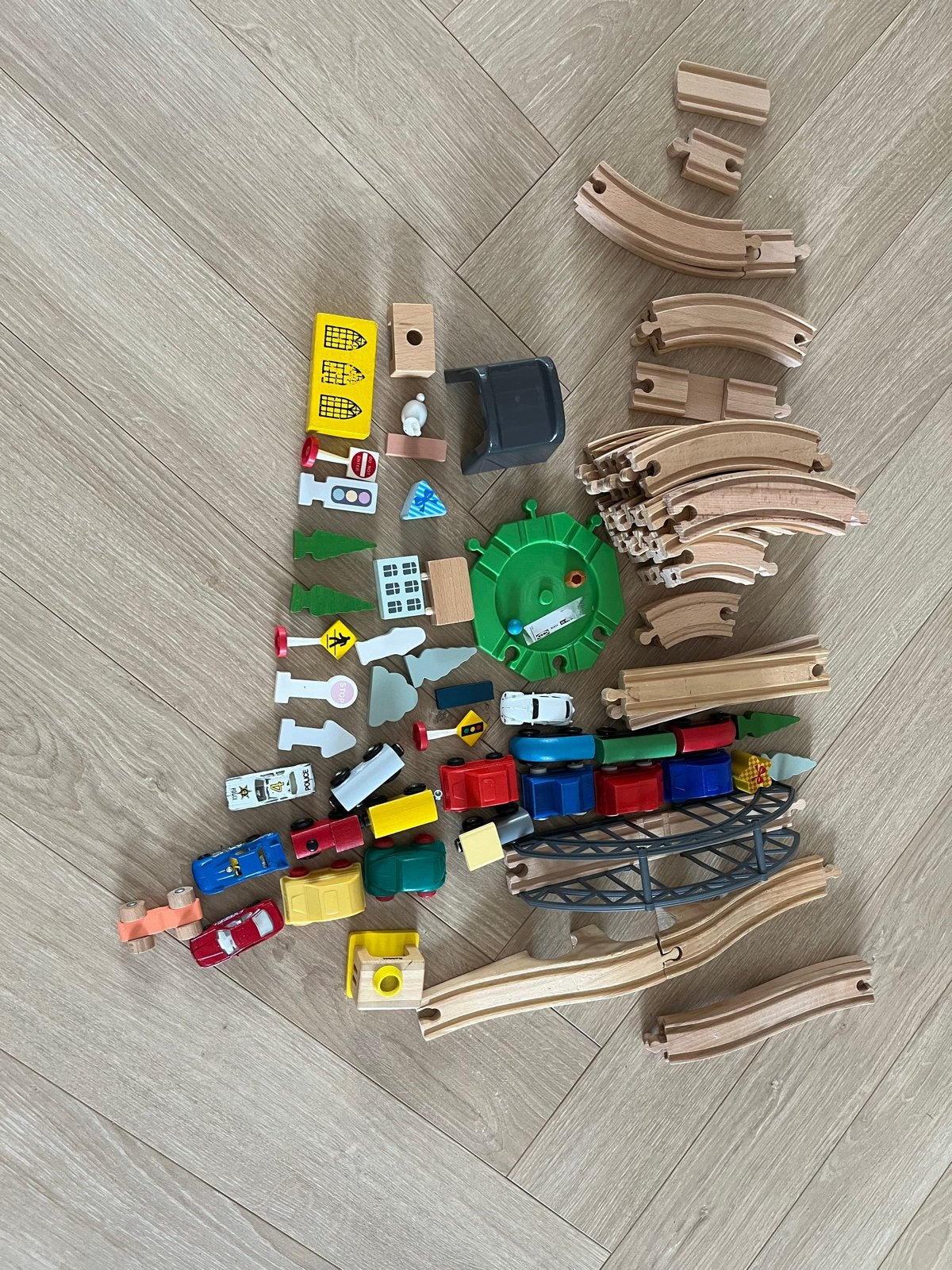 Grote set houten treinbaan met auto's en accessoires, Kinderen en Baby's, Speelgoed | Speelgoedvoertuigen, Ophalen, Gebruikt
