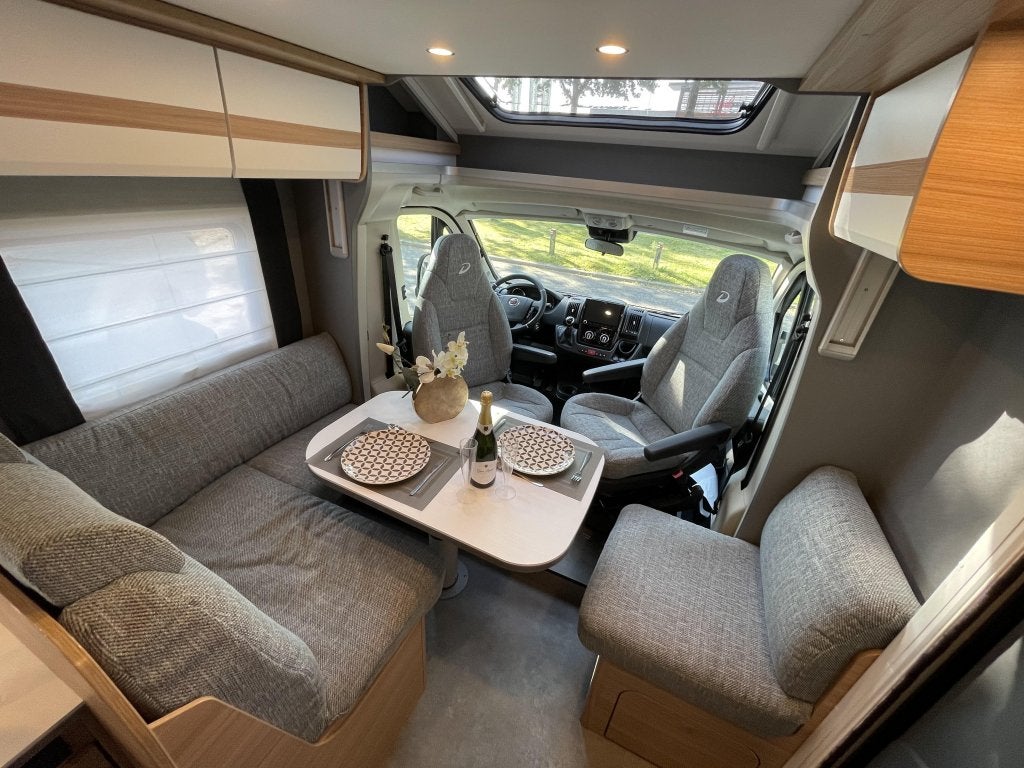 Dethleffs Just 90 T 7052 EB ENKELE BEDDEN+HEFBED 9T AUTOMAAT, Automaat, Fiat, 7 tot 8 meter, Bedrijf