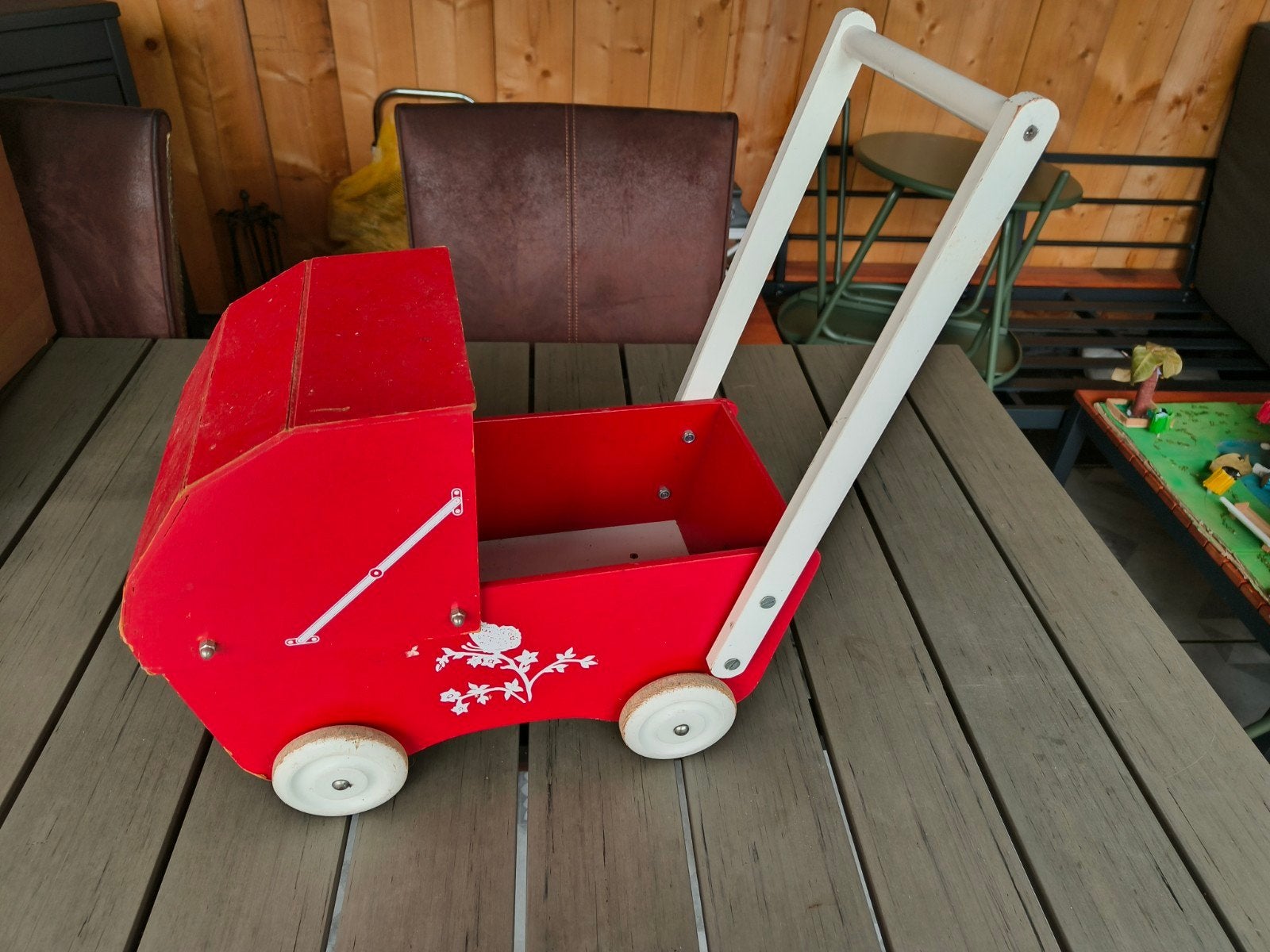 Vintage houten poppenwagen rood met wit, Ophalen of Verzenden, Gebruikt, Babypop