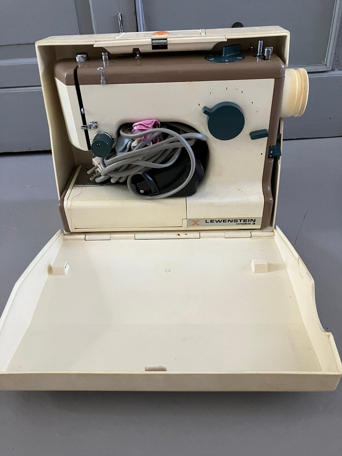 Lewenstein naaimachine, Ophalen, Gebruikt, Naaimachine, Lewenstein