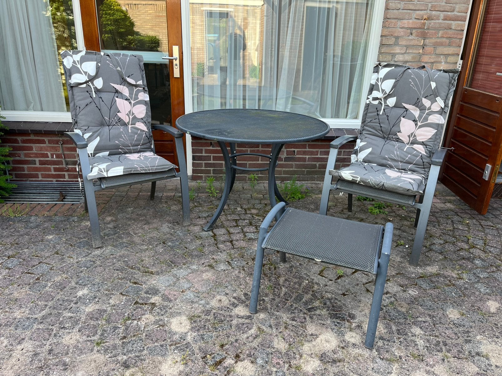SPOED Tuinset met 2 stoelen en 1 voetensteuntje, Zo goed als nieuw, Tuinset, Eettafel, Ophalen