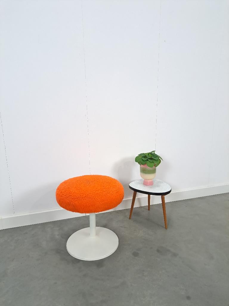 Space age wit metalen kruk met fluffy oranje kussen vintage, Ophalen of Verzenden, Gebruikt, Staal
