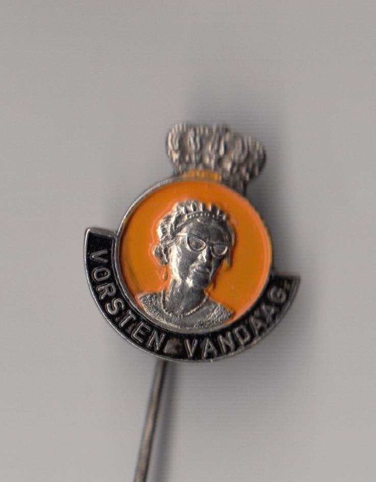 Vorsten Vandaag Koningin Juliana speldje, Gebruikt, Niet vindbaar, Niet vindbaar, Speldje of Pin