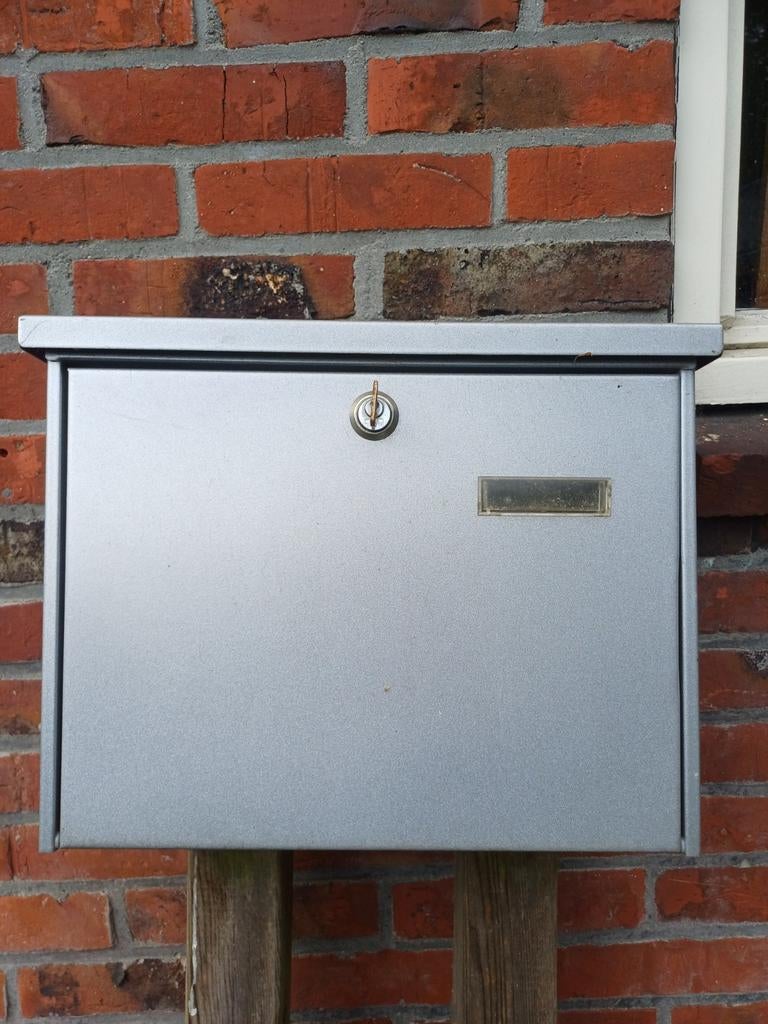 Grijze metalen wandbrievenbus met slot, Tuin en Terras, Brievenbussen, Ophalen, Gebruikt, Staal, Wandbrievenbus