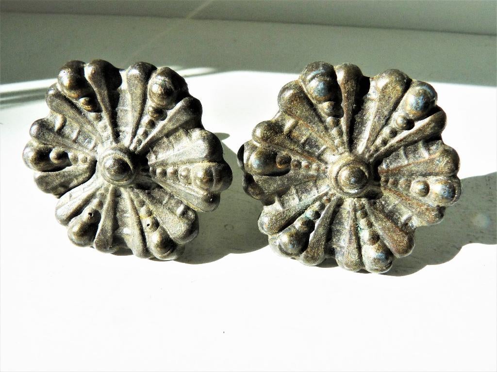 Twee antieke meubelknoppen, Verzenden