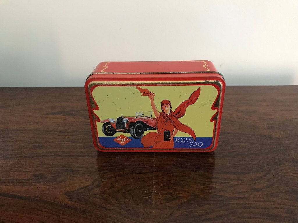 Blik blikken doos Agfa decor dame met oldtimer, Verzamelen, Ophalen of Verzenden, Gebruikt, Overige