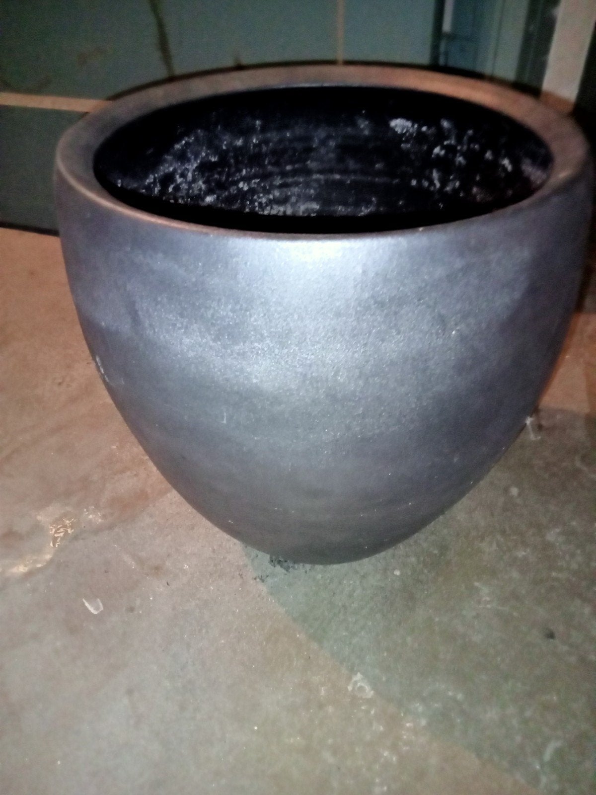 Grote grijs/ antraciet kleurige stenen aardewerk bloempot, Tuin en Terras, Bloembakken en Plantenbakken, Ophalen, Steen, Minder dan 30 cm