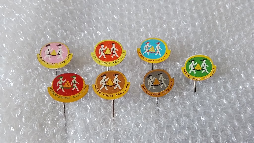 7 verschillende kleuren speldjes Nederlandse kaas unie, Ophalen of Verzenden, Zo goed als nieuw, Overige onderwerpen