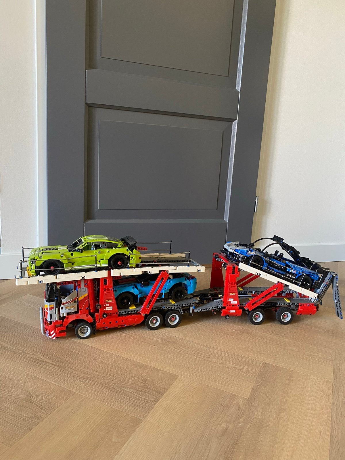 Lego Technic autotransporter met 3 sportwagens, Kinderen en Baby's, Speelgoed | Bouwstenen, Zo goed als nieuw, Overige merken