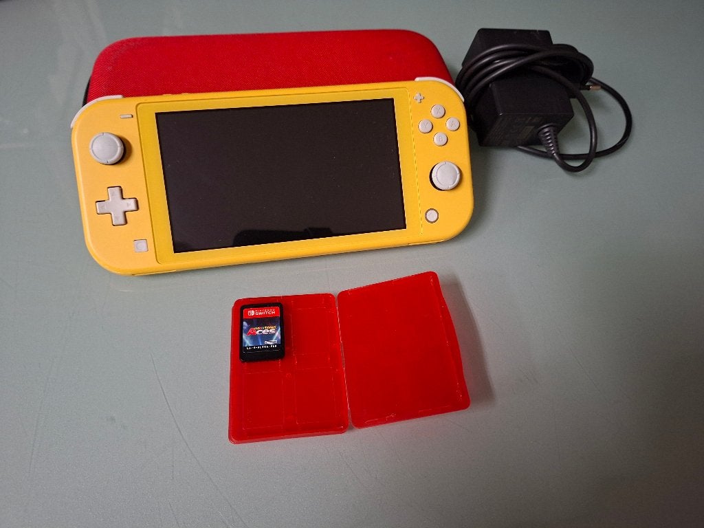 Nintendo Switch Lite Geel + Mario Tennis Aces + Lader+ Hoes, Spelcomputers en Games, Ophalen, Geel, Zo goed als nieuw, Met beschermhoes of tas