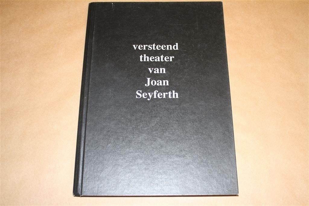 Versteend theater van Joan Seyferth., Ophalen of Verzenden, Gelezen