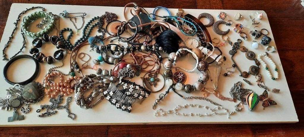 Lotje sieraden uit inboedel., Ophalen of Verzenden, Overige materialen