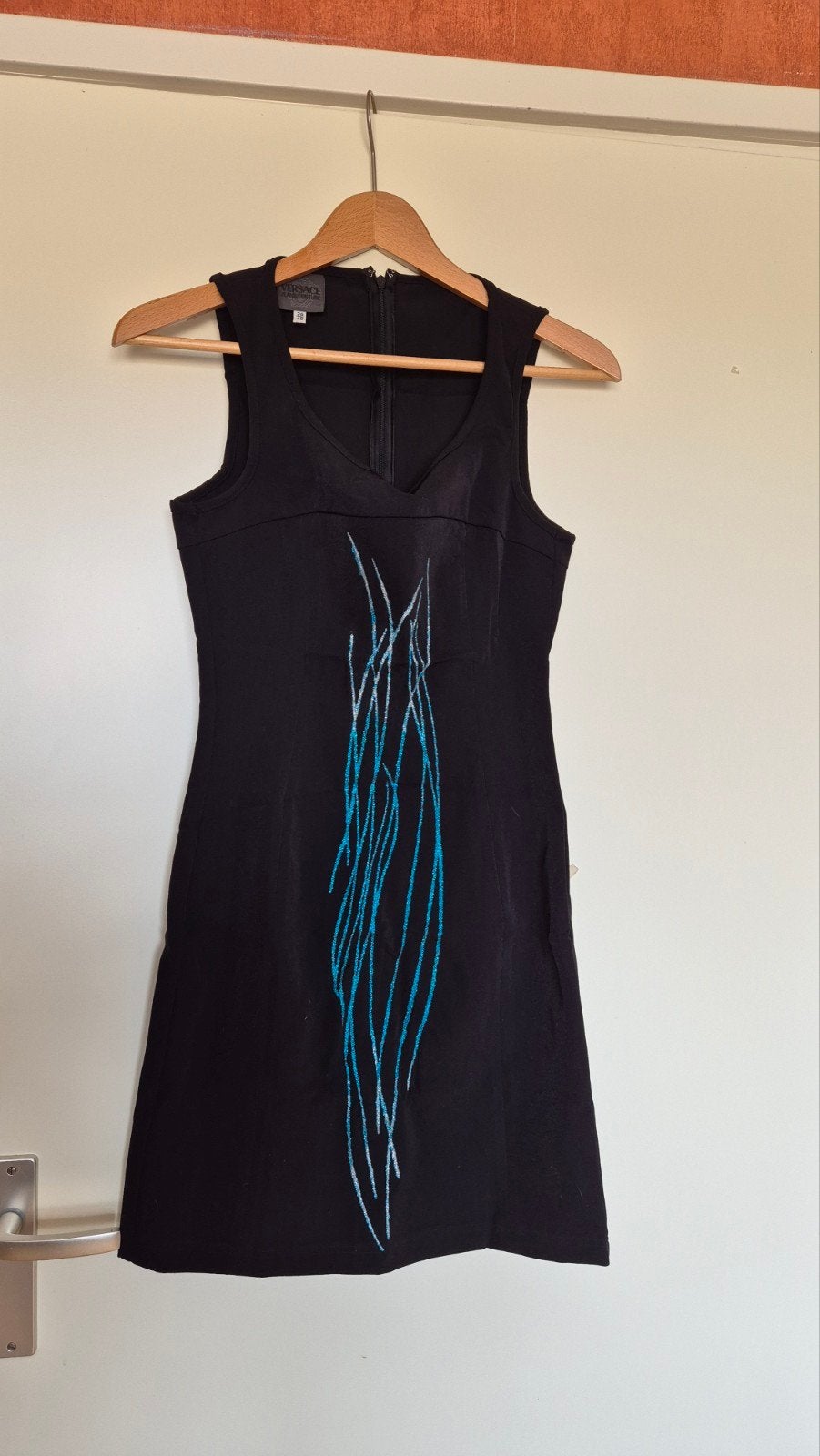 Zwarte Versace little Black dress maat 40. Amper gedragen, Kleding | Dames, Maat 38/40 (M), Zwart, Ophalen of Verzenden, Zo goed als nieuw