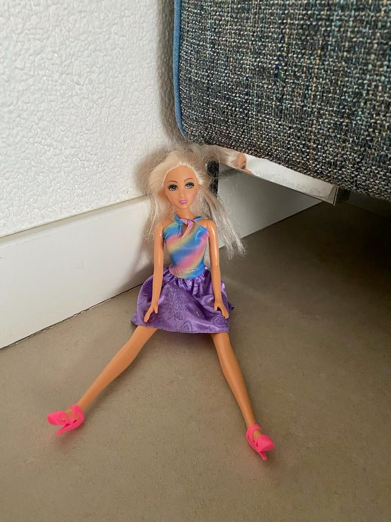 Barbiepop met regenboog top en paarse rok, Ophalen of Verzenden, Zo goed als nieuw, Barbie