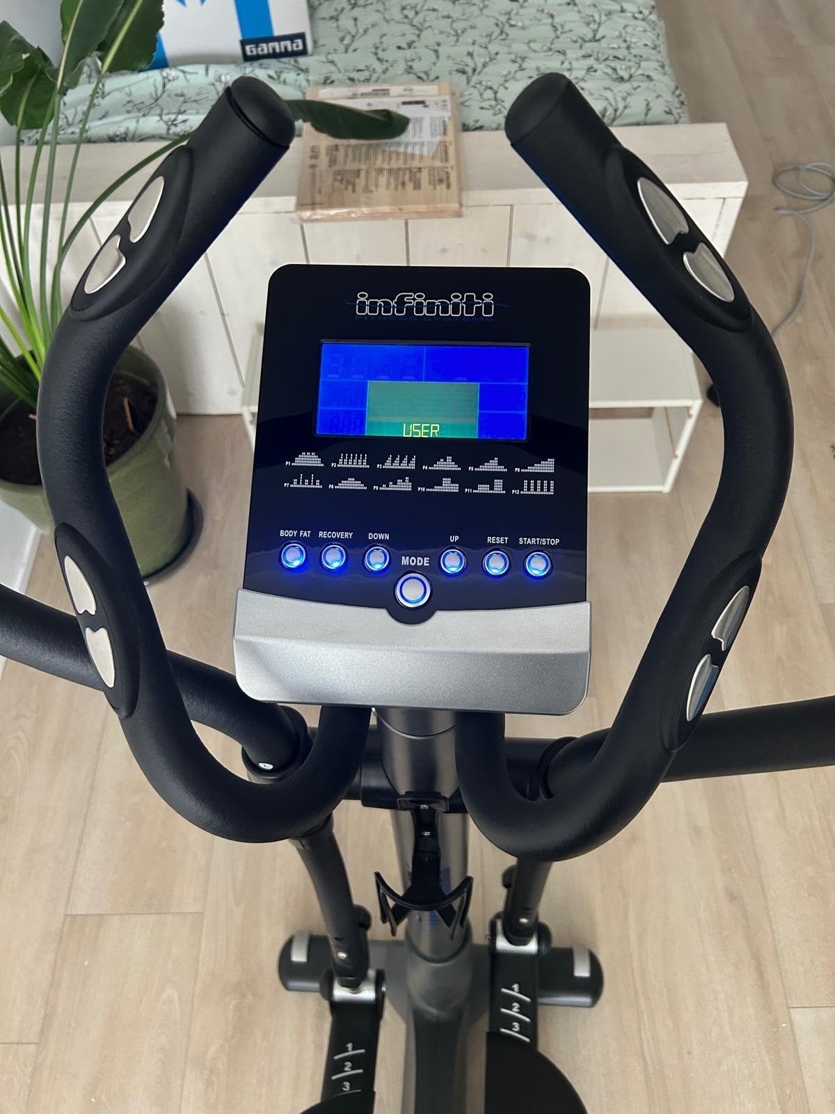 Infiniti VG50BS Crosstrainer – zo goed als nieuw, Ophalen, Zo goed als nieuw, Armen, Crosstrainer