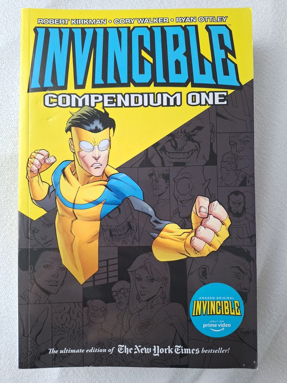 INVINCIBLE Compendium one, Boeken, Eén comic, Amerika, Ophalen of Verzenden, Zo goed als nieuw