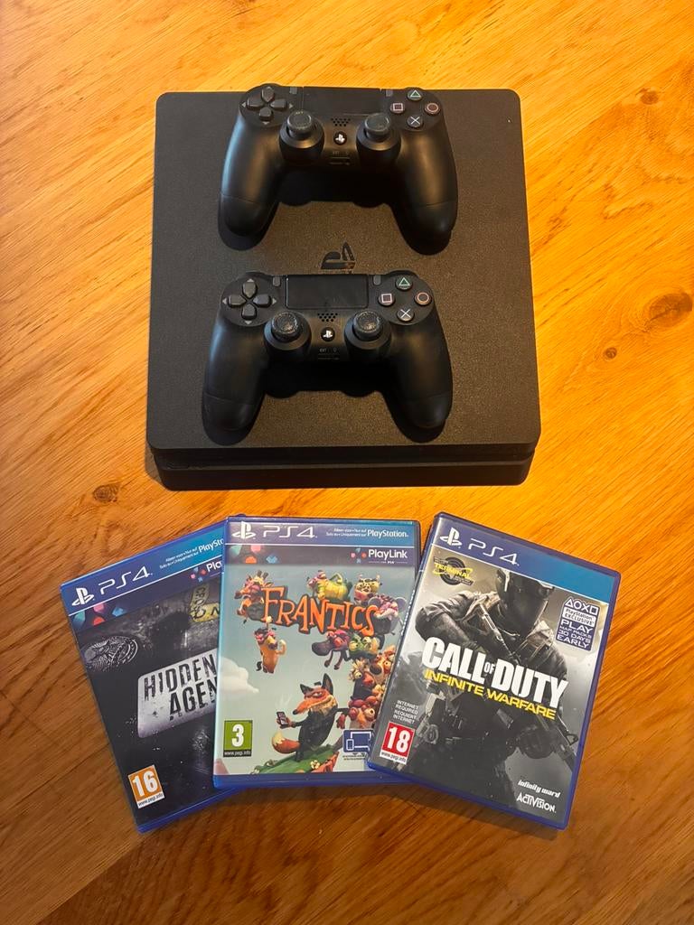 PlayStation 4 (PS4 Slim) met 2 controllers en 3 games, Spelcomputers en Games, Ophalen of Verzenden, Zo goed als nieuw, Met 2 controllers