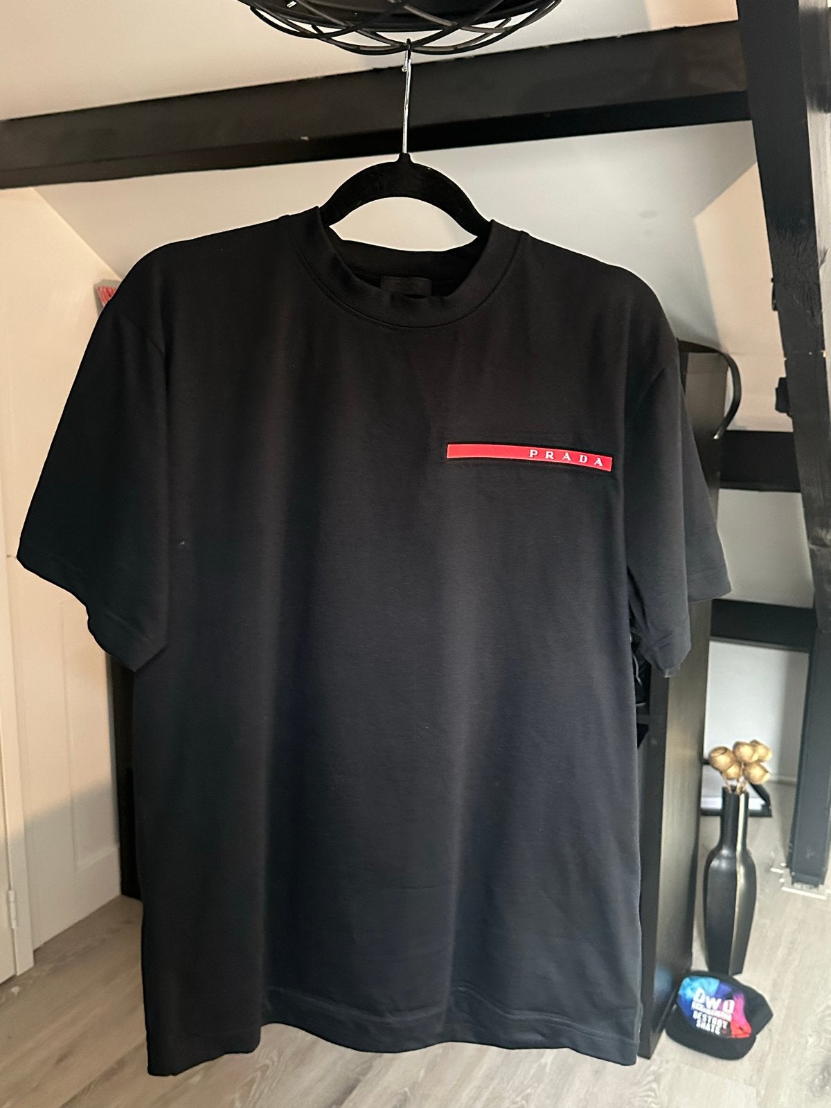 Prada T-shirt Zwart met Rood Logo, Kleding | Heren, Verzenden, Zo goed als nieuw, Overige maten, Zwart
