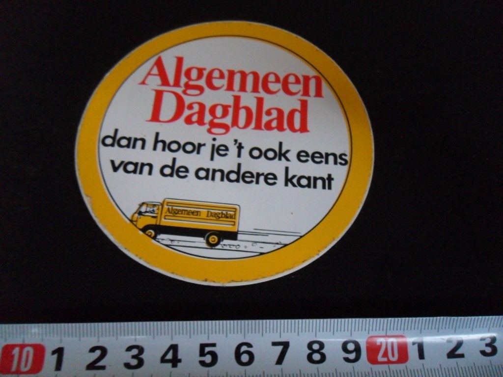 sticker Algemeen Dagblad dan hoor je 't ook eens van de ande, Ophalen of Verzenden, Zo goed als nieuw