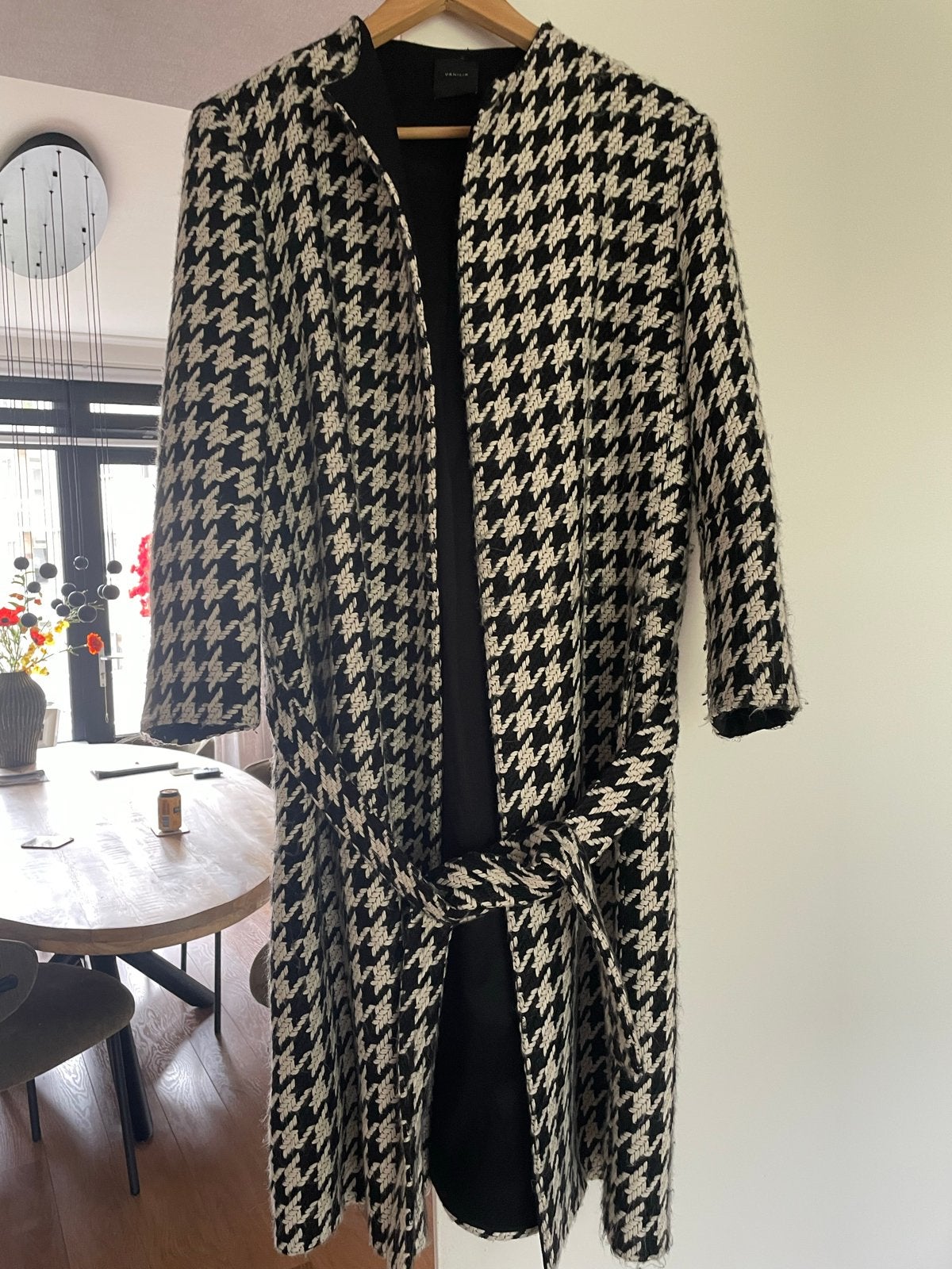 Vanilia Pied-de-Poule Jas met Ceintuur, Kleding | Dames, Ophalen of Verzenden, Zo goed als nieuw, Maat 42/44 (L), Zwart