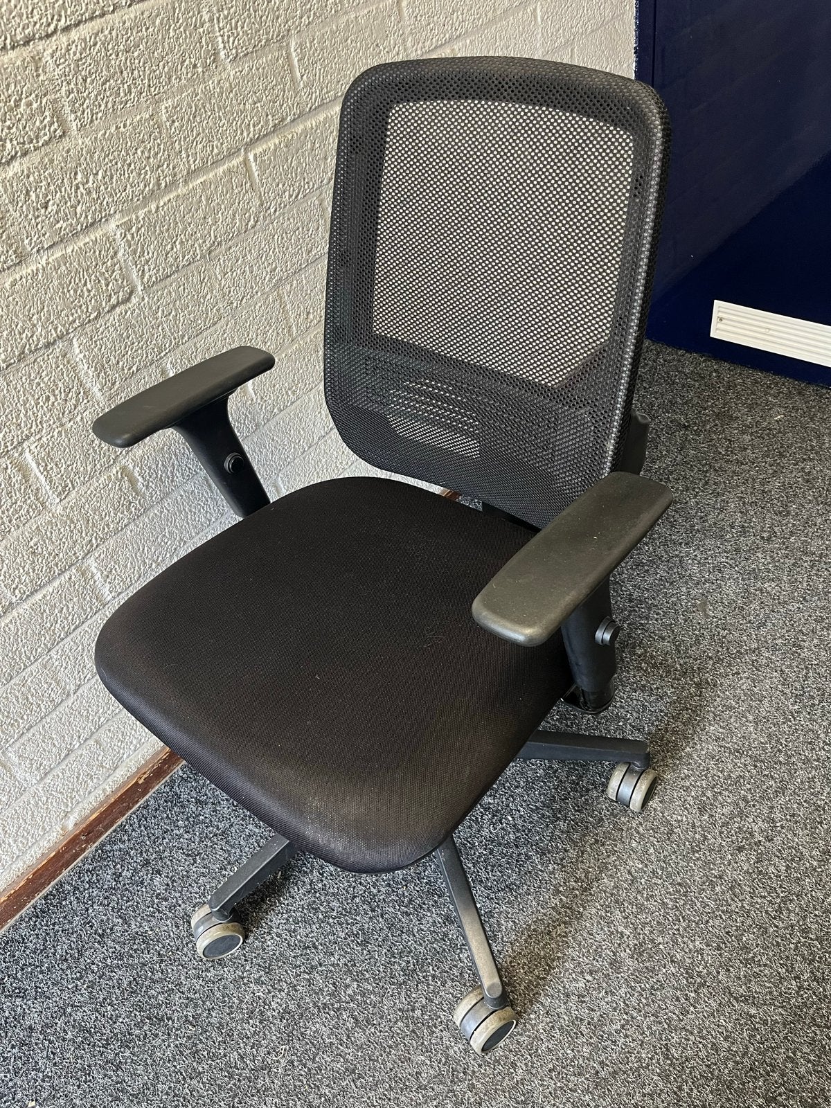 Refurbished bureaustoel met mesh rugleuning en armleuningen, Ophalen, Gebruikt, Zwart, Bureaustoel