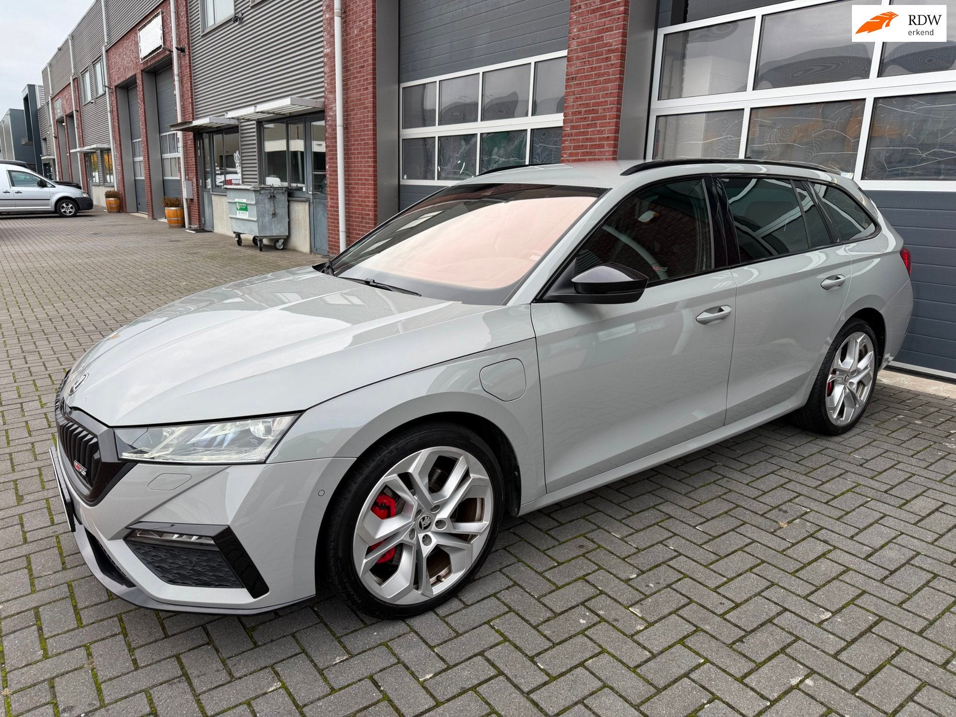 Skoda Octavia Combi 1.4 TSI RS iV PHEV ACC HUD Canton Camera, Auto's, Dealer onderhouden, Gebruikt, Euro 6, 4 cilinders