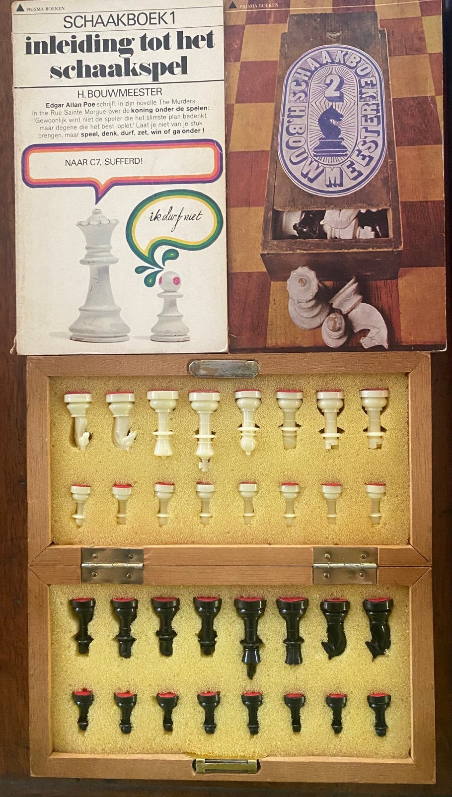 Compleet Schaakspel met gelakt speelveld en schaakboeken, Een of twee spelers, Ophalen of Verzenden, Gebruikt