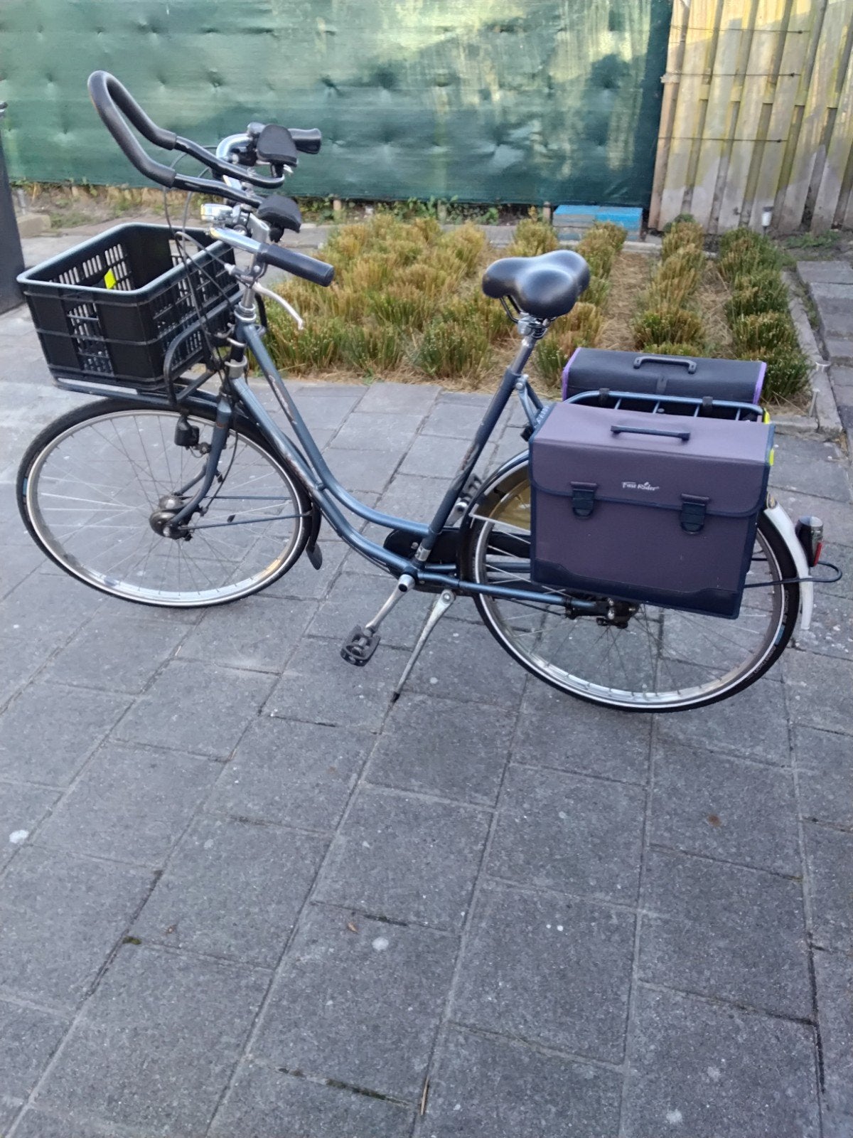 Degelijke damesfiets met ligstuur, bakkersrek en tassen, Fietsen en Brommers, Ophalen