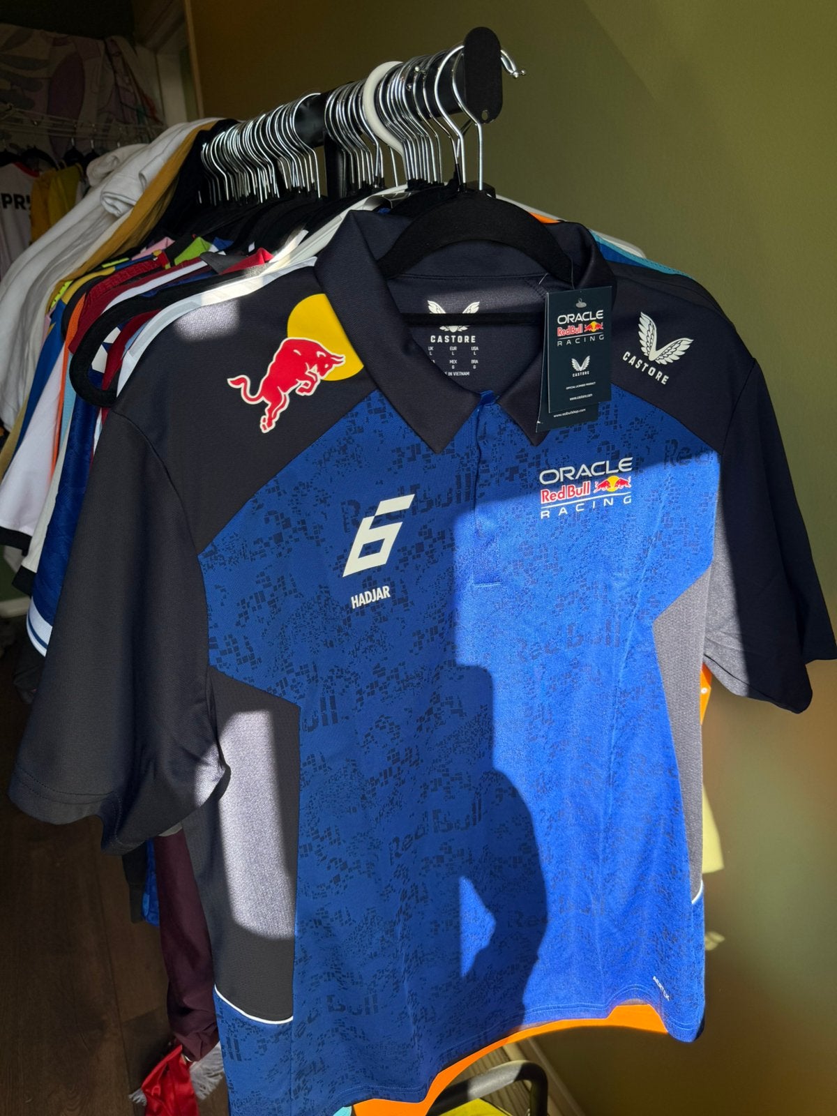 Red Bull Racing Isack Hadjar Polo 2026 L Nieuw met kaartje, Verzamelen, Ophalen of Verzenden, Nieuw, Overige sporten, Shirt