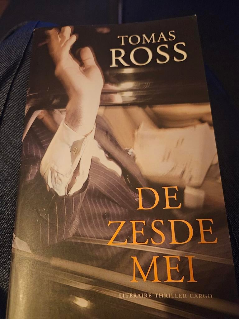 Tomas Ross - De zesde mei, Ophalen of Verzenden, Zo goed als nieuw, Tomas Ross