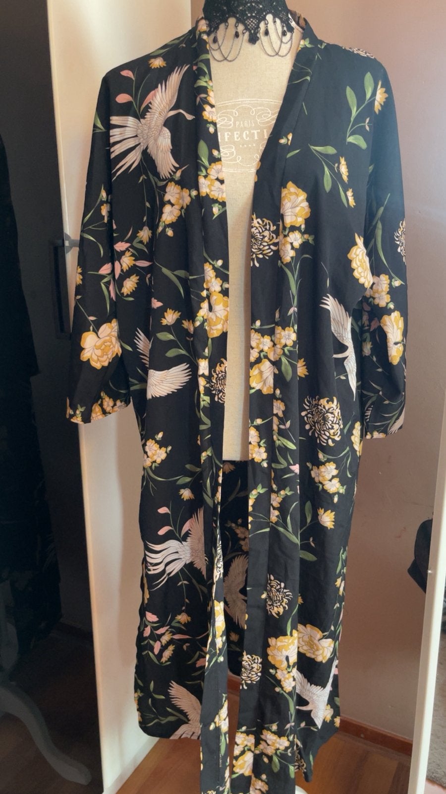 Zwarte kimono met kraanvogels en bloemen, Zwart, Zo goed als nieuw, Onder de knie, Ophalen