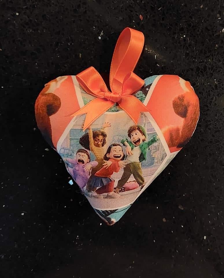 nieuw-Turning Red hartje/ kasthanger: Mei en vriendinnen, Verzamelen, Disney, Ophalen of Verzenden, Overige figuren, Nieuw, Overige typen