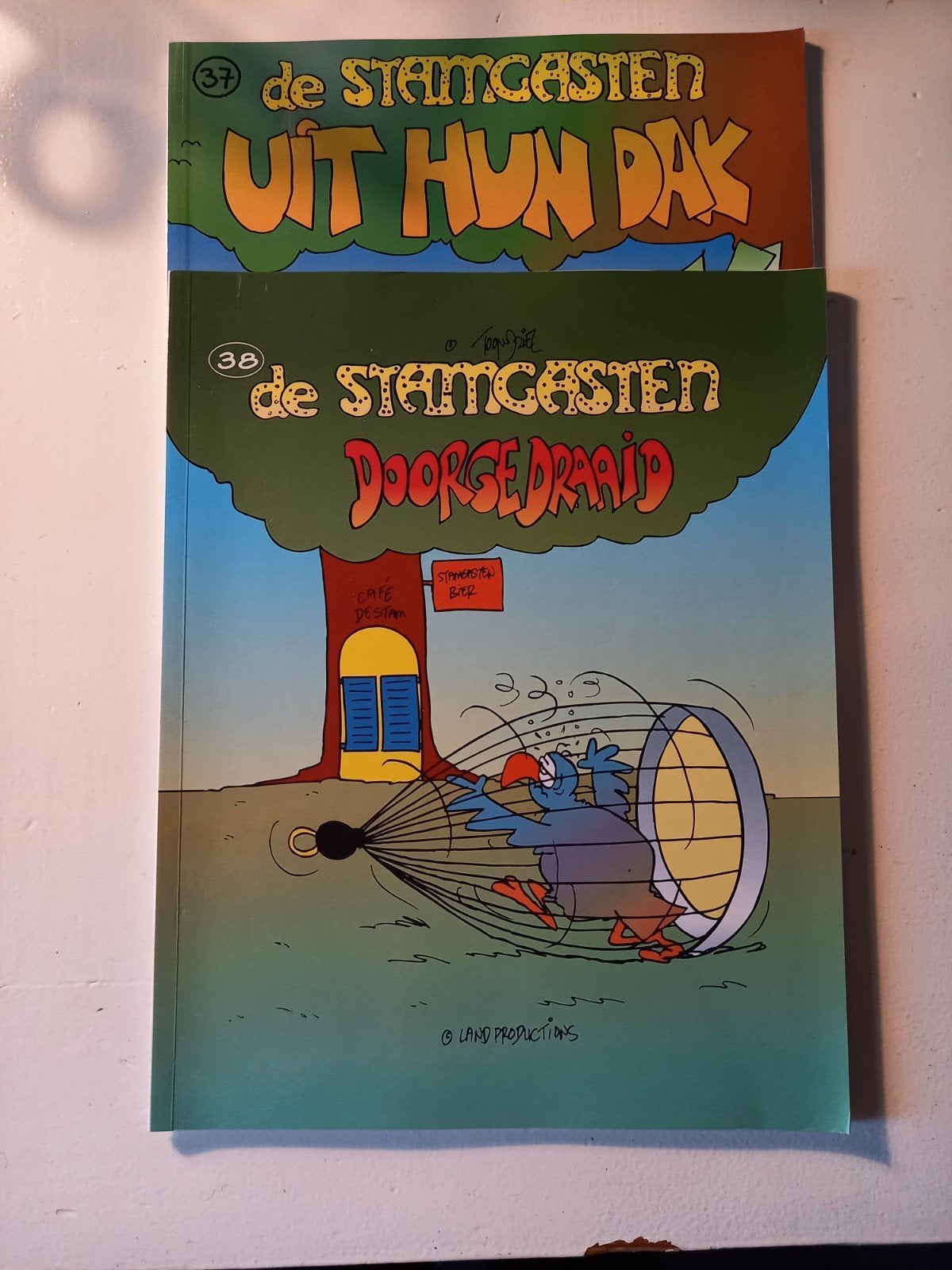 h30 De Stamgasten - Uit hun dak & Doorgedraaid (2 stripboeke, Meerdere stripboeken, Ophalen of Verzenden, Zo goed als nieuw, Land Productions