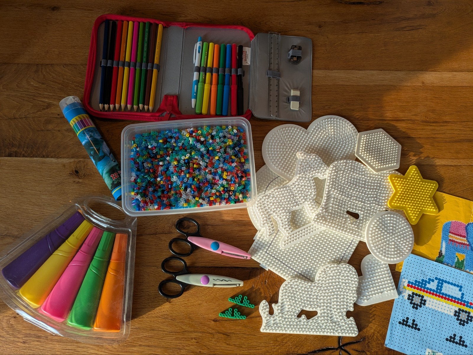 groot knutsel pakket (strijkkralen, verfstiften etc), Hobby en Vrije tijd, Ophalen of Verzenden, Knutselmateriaal