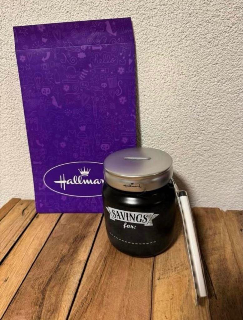 Hallmark spaarpot 'Savings for:' met stift om te schrijven, Ophalen of Verzenden, Nieuw, Steen, Aardewerk of Keramiek, Overige thema's