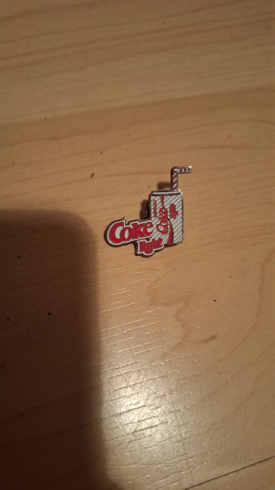 Coca-Cola Light pin - Vintage verzamelobject, Verzamelen, Speldjes, Pins en Buttons, Ophalen, Zo goed als nieuw, Merk, Speldje of Pin