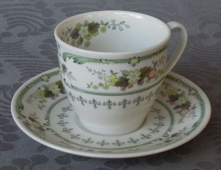 NR TT6: 7 Royal Doulton Provencal koffiekoppen met schotel, Ophalen of Verzenden