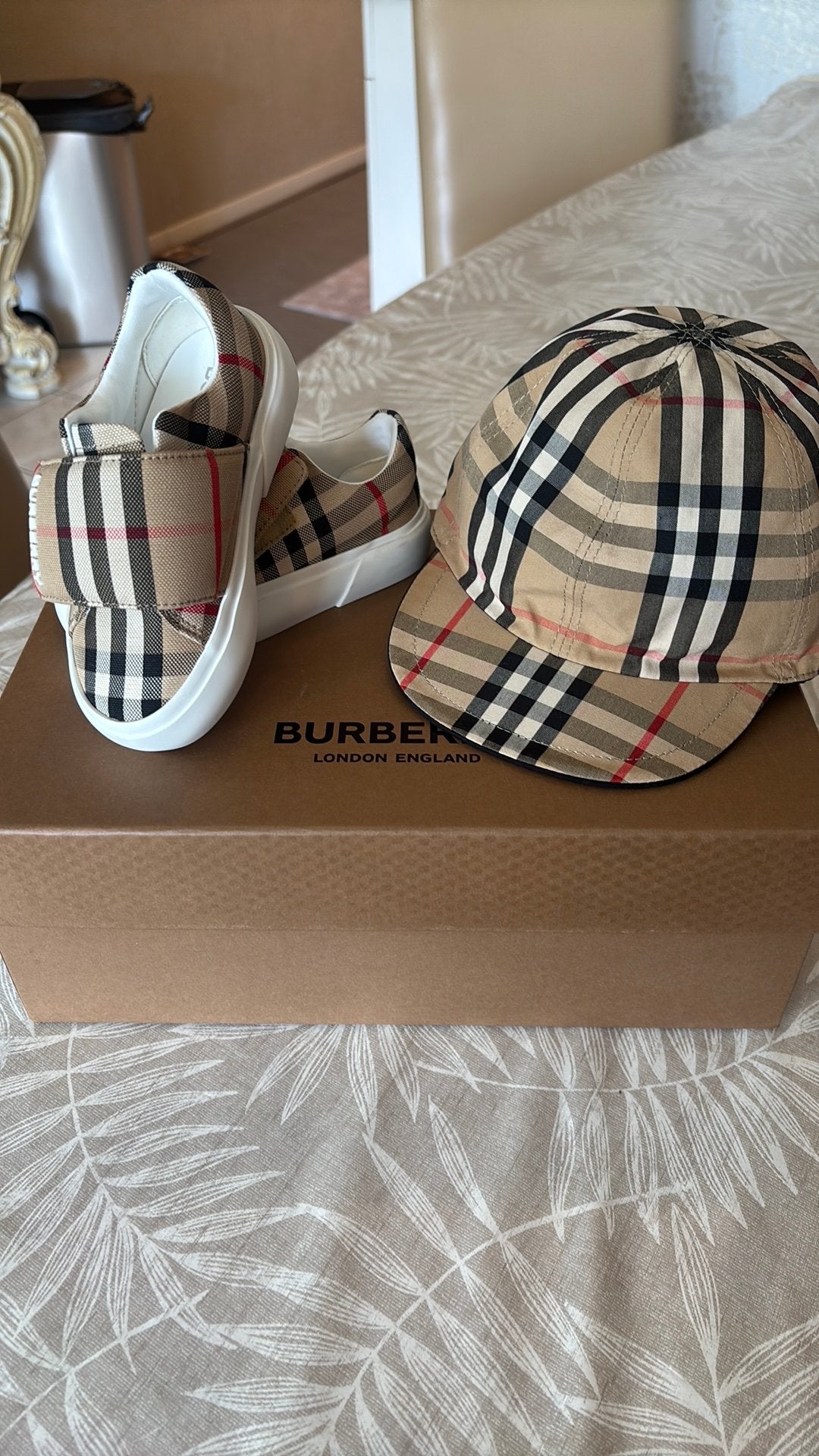 burberry schoenen en hoet., Ophalen of Verzenden, Zo goed als nieuw, Sneakers of Gympen