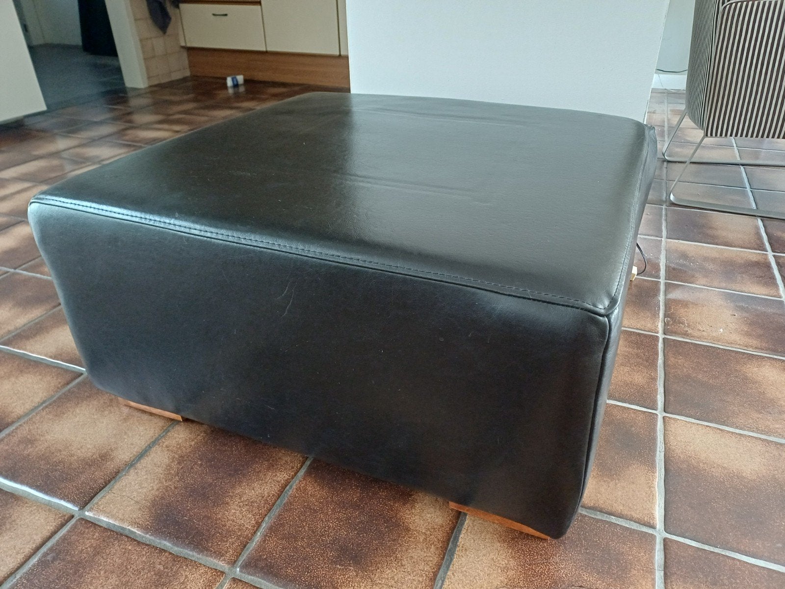 Poef zwart leer met dienblad, Huis en Inrichting, Ophalen, Vierkant, Leer, 75 tot 100 cm