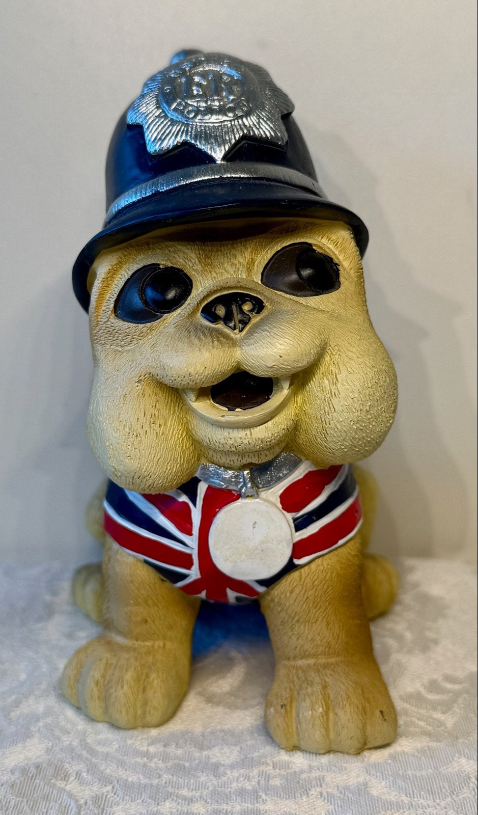 Bulldog beeldje met Britse vlag en politiehelm, Meerkleurig, Overige stijlen, Ophalen of Verzenden, Zo goed als nieuw