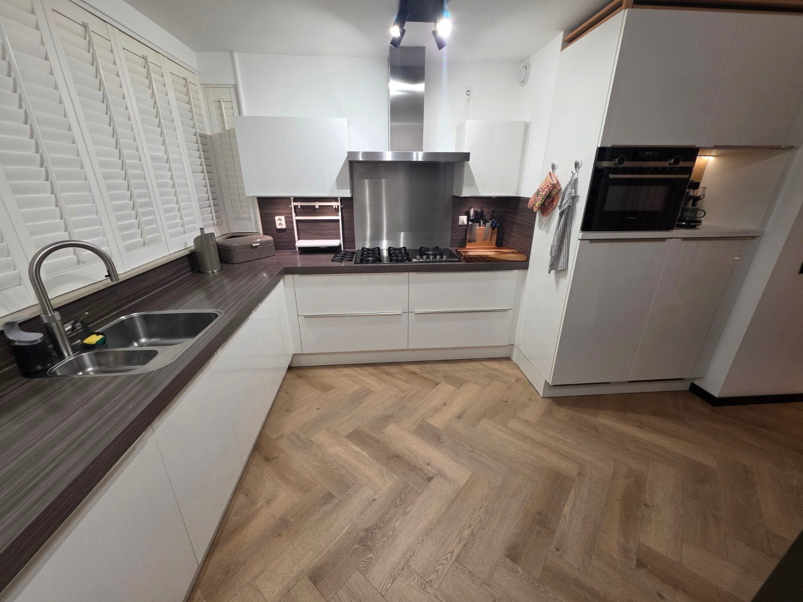 Bruynzeel keuken uit 2022 met inbouwapparatuur, Huis en Inrichting, Ophalen, Wit, Kunststof, Hoogglans of Gelakt