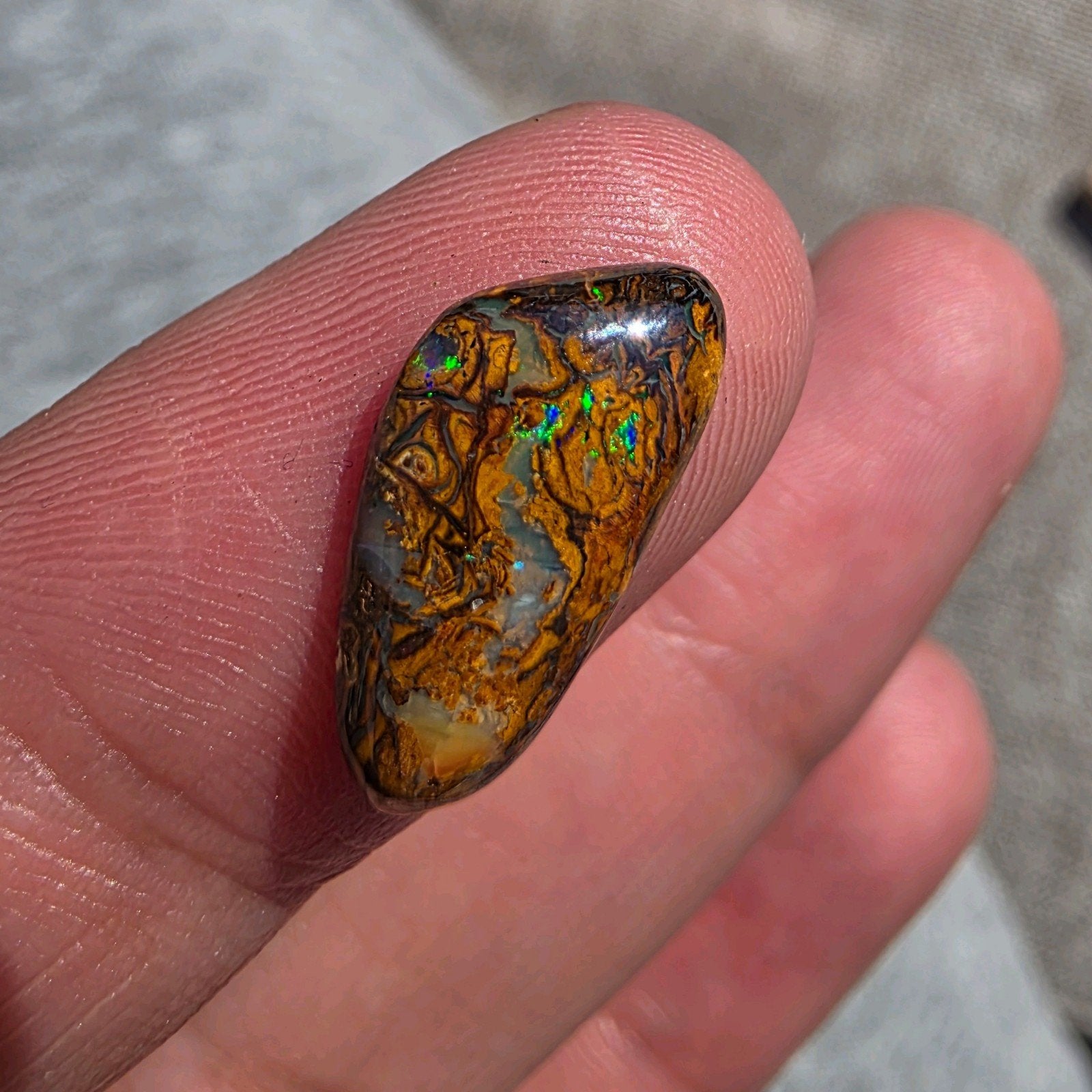 Koroit boulder opaal cabochon – 3,0 ct – groene flash, Ophalen of Verzenden