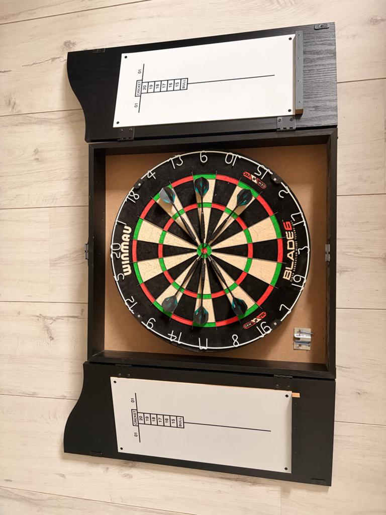 Winmau Blade 6 dartbord met kast en pijlen, Sport en Fitness, Ophalen of Verzenden, Zo goed als nieuw, Dartbord met pijlen