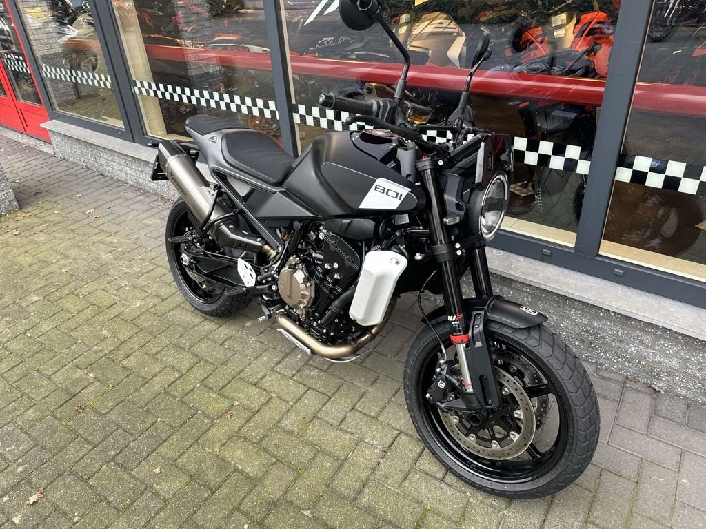 HUSQVARNA SVARTPILEN 801 2024, Motoren, Naked bike, Gebruikt, Bedrijf