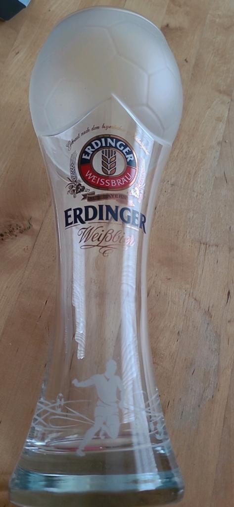 Erdinger halve liter glas voetbalvorm EK WK, Ophalen of Verzenden, Zo goed als nieuw, Glas of Glazen, Overige merken
