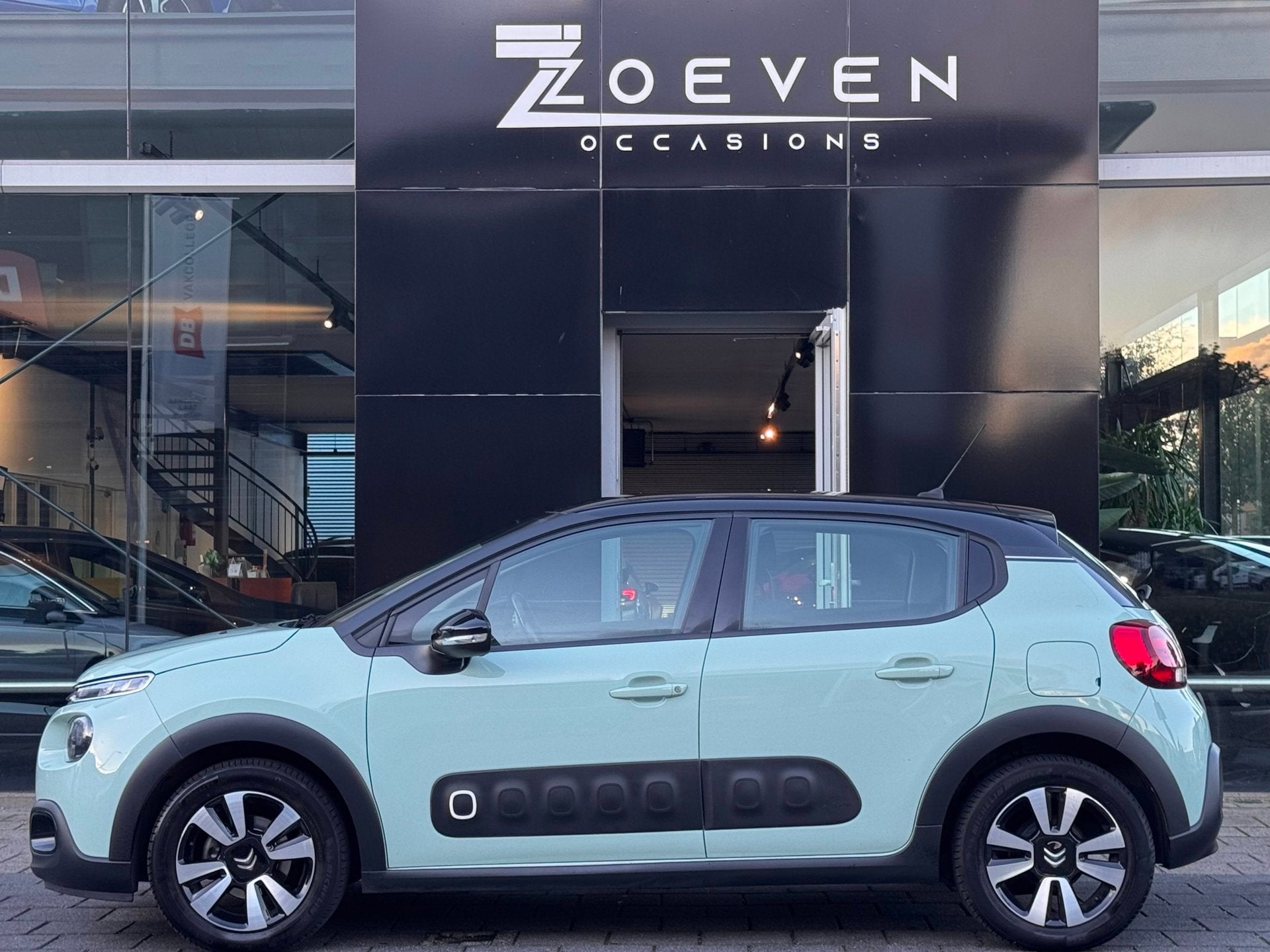 Citroen C3 1.2 PureTech Shine, Auto's, Dealer onderhouden, 40 €/maand, 1199 cc, 82 pk