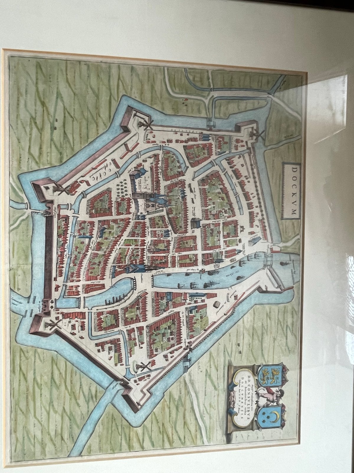 Antieke kaart van Dokkum, handgekleurd, 17e eeuw, Handgekleurd, Cartografie, Gravure, 1600 - 1699