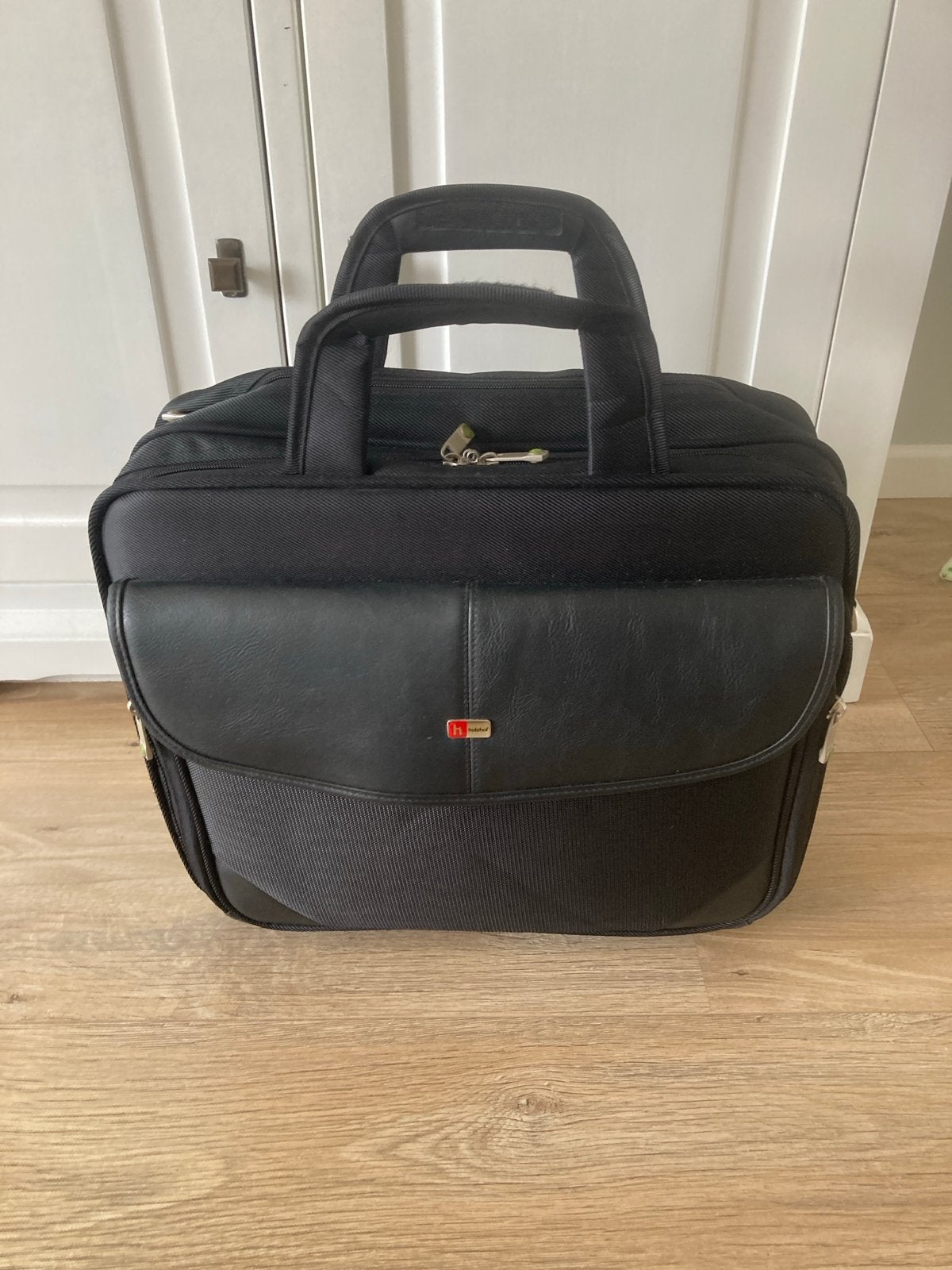Zwarte laptoptas met meerdere vakken, Gebruikt, Gevoerd laptopvak, 17 inch of meer, Ophalen of Verzenden