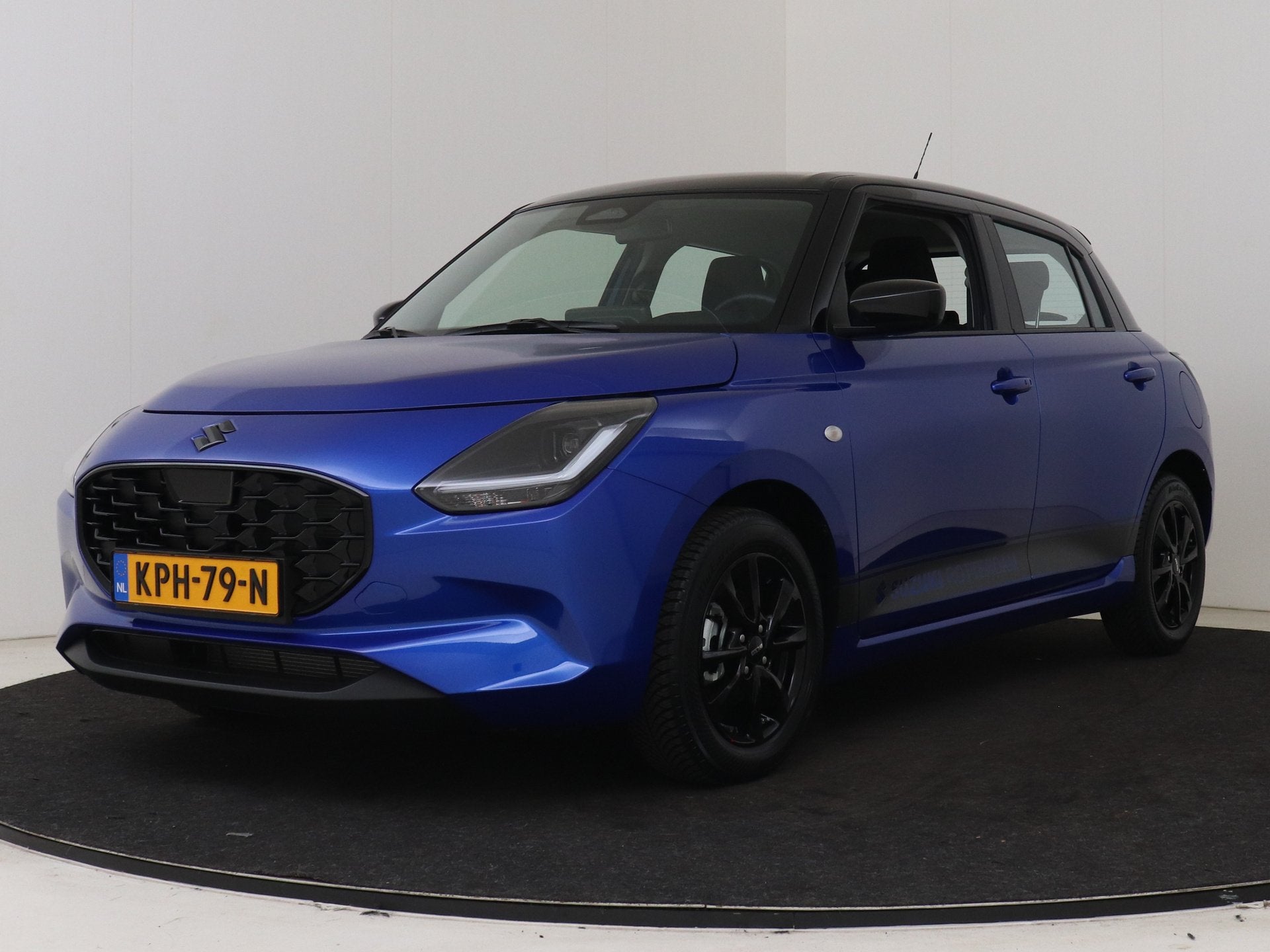 Suzuki Swift 1.2 Blackline Smart Hybrid Ltd. | Smart Entry &, Voorwielaandrijving, 12 maanden, Stof, Zwart