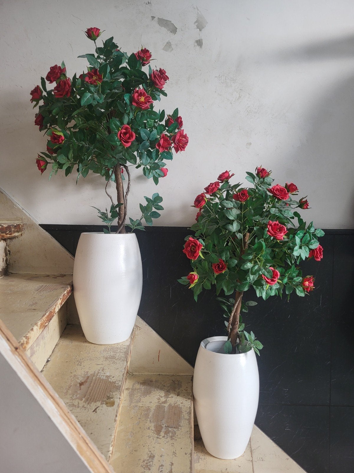 Kunst Rozenboom 100 cm met Rode Bloemen in Witte Pot, Huis en Inrichting, Ophalen, Onderhoudsvrij, Kunstplant, Zo goed als nieuw
